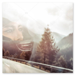 Ritratto del pilota con casco nel paddock