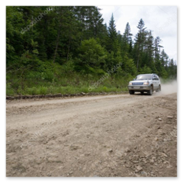 Salto su sterrato durante una prova speciale di rally