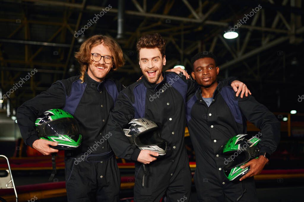 Fotografo in prova speciale con pettorina media e DPI