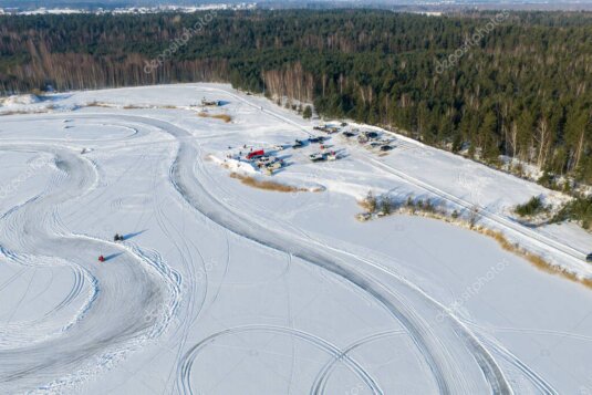 Fotografo in paddock con team di rally durante briefing