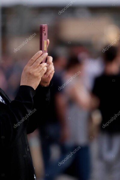 Fotografo rally con teleobiettivo in prova speciale