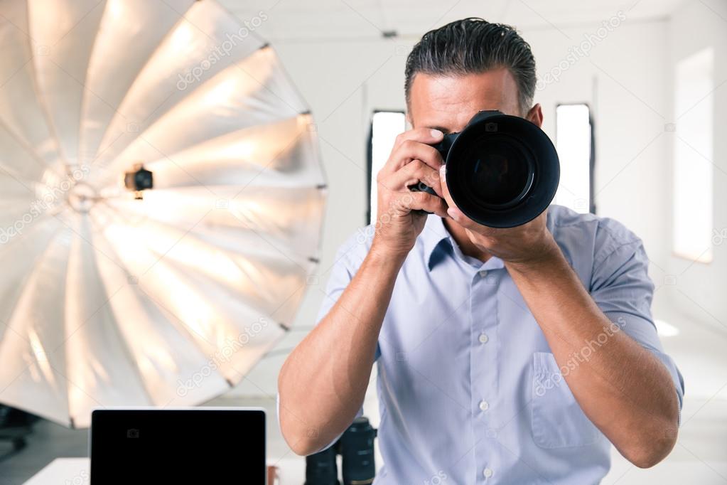 Schermata di selezione provini fotografici su laptop